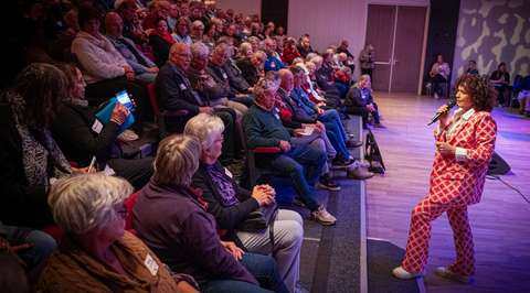 Presentatrice voor publiek | Krachtig ouder worden