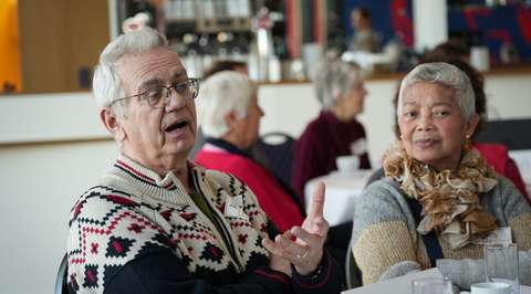 Pratende man aan gesprekstafel | Krachtig ouder worden