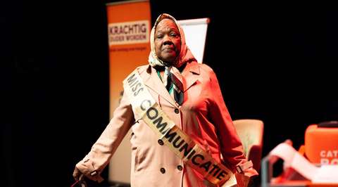 Taante poseert als miss communicatie | Krachtig ouder worden