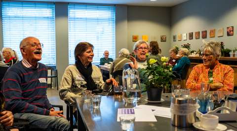 Lachende deelnemers aan gesprekstafel | Krachtig ouder worden