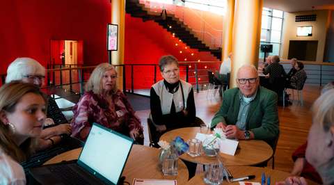 Aandachtig luisterende gesprekstafel | Krachtig ouder worden