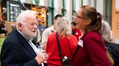 Gespreksbegeleider en bezoeker tijdens borrel | Krachtig ouder worden