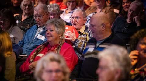 Man met catchbox in zaal | Krachtig ouder worden