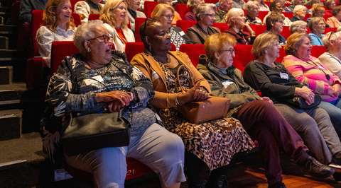 Dames met tassen op schoot in publiek | Krachtig ouder worden