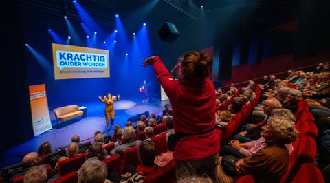 Vrouw gooit catchbox naar podium | Krachtig ouder worden