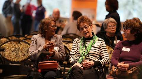 Drie dames in gesprek bij inloop | Krachtig ouder worden