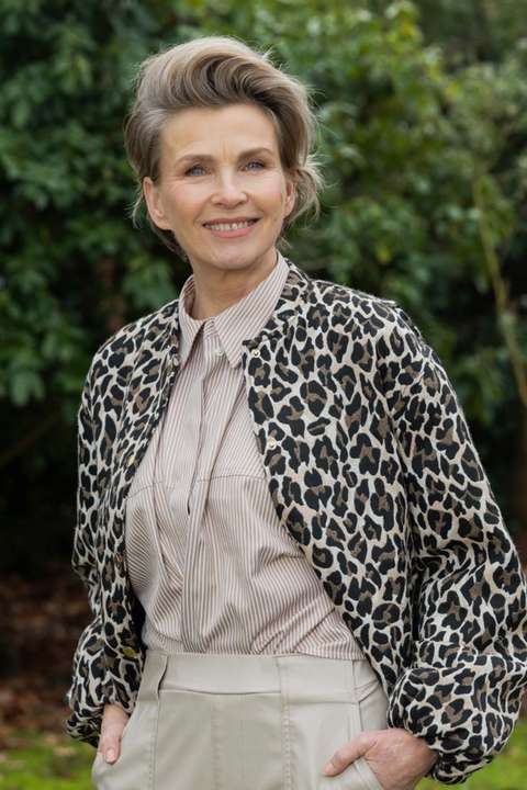 Anita Witzier staande afbeelding in tuin - OuderENwijzer