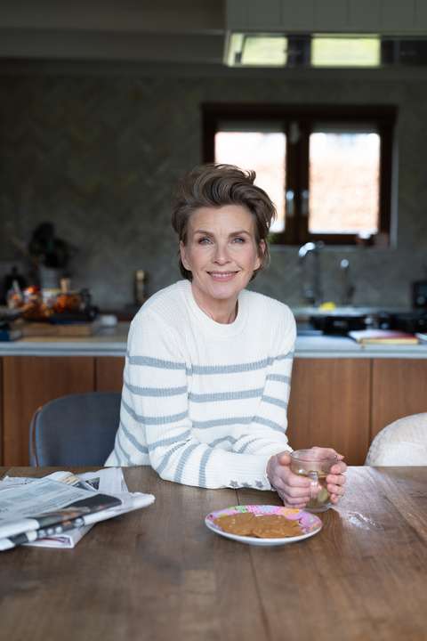 Anita witzier zittend aan tafel - OuderENwijzer