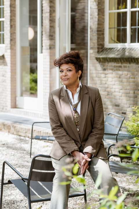 Ruth Jacott staande afbeelding - Ouderenwijzer