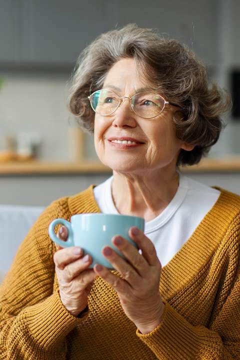 koffie drinken mevrouw gele trui | OuderENwijzer