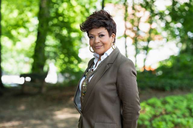 ouder-en-wijzer-ruth-jacott-cover-afbeelding-shoot (1)