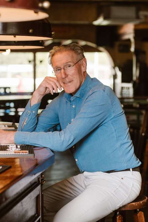 Hans van Breukelen - zittend aan bar - ouderenwijzer