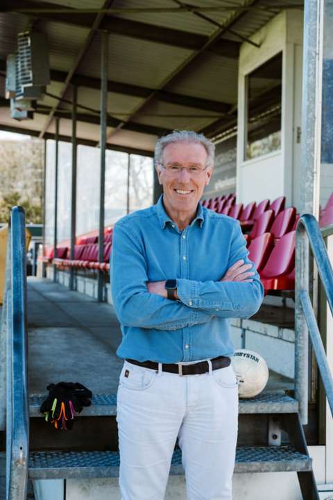 Hans van breukelen voor tribune - staande afbeelding - OuderENwijzer
