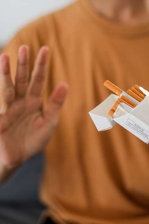 Stoppen met roken - pakje sigaretten - staand | OuderENwijzer