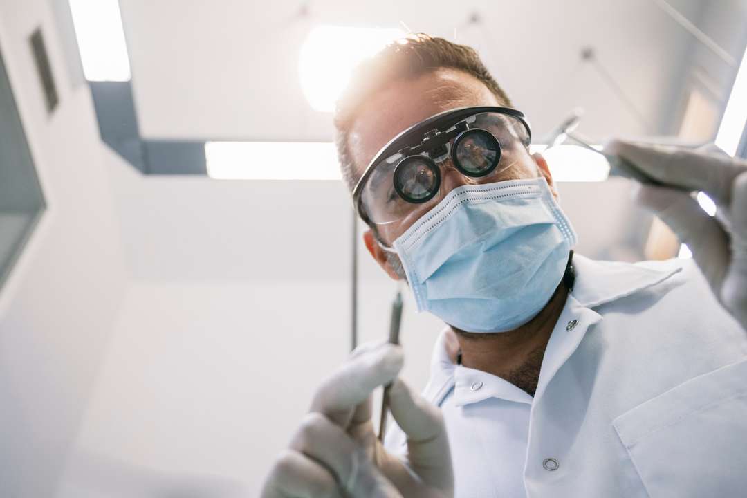 Tandarts met vergrootbril